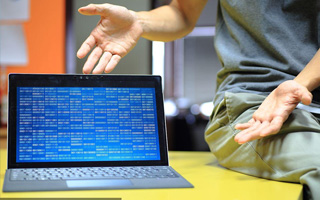  php按字母排序代码,php如何按顺序排列数组？